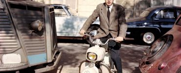 Une photo de Raymond Depardon son scooter italien de la marque Rumi