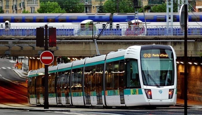 Un tramway et un train à Paris, pour illustrer le classement des modes de transport en Ile-de-France