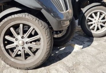 Les pneus d'un scooter Piaggio MP3