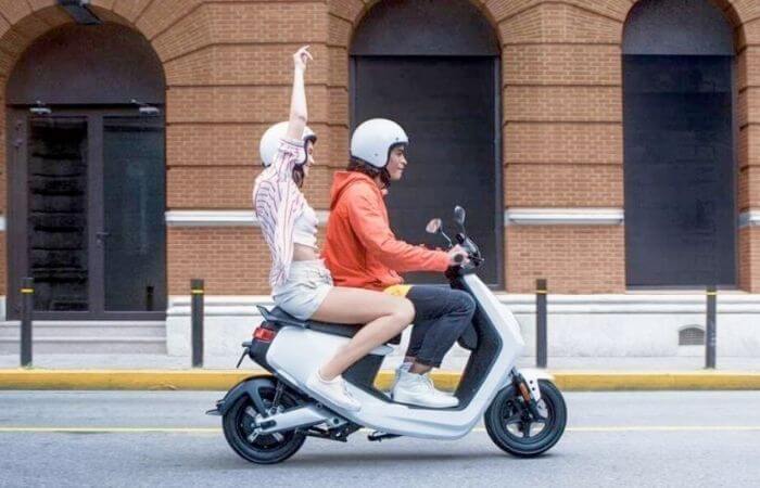 Un couple sur un scooter