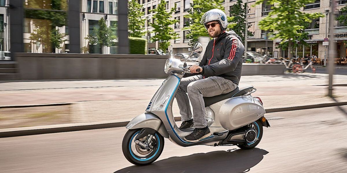 Un scooter électrique Vespa Elettrica qui pourrait bientôt bénéficier d'une prime de 2000 euros à Paris