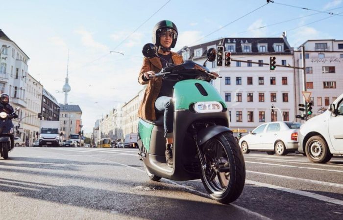 Clap de fin pour COUP - Un scooter électrique COUP circule sur un boulevard à Berlin