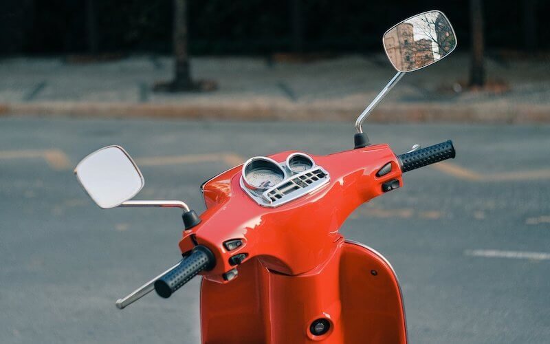 Un scooter rouge de type Vespa