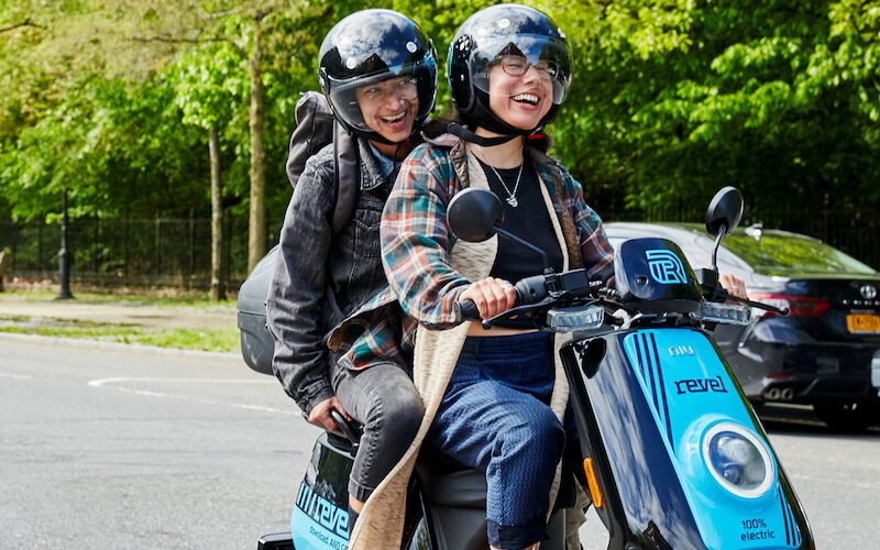 Deux personnes sur un scooter en libre service Revel à New York